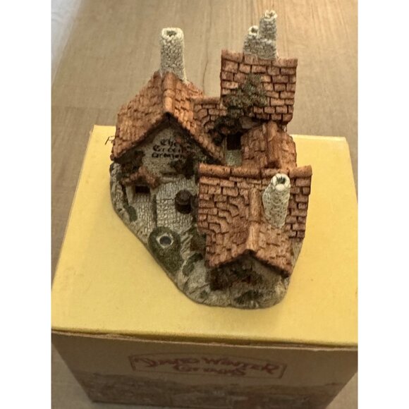 David Winter Cottages Green Dragon Pub 1983 Hand-Painted Collectible - Picture 4 of 9